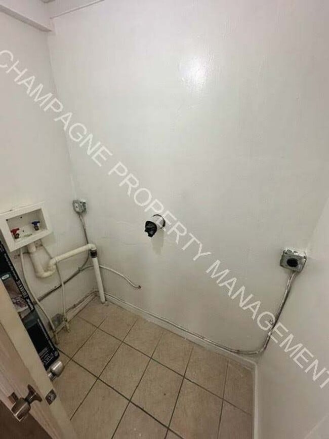 Building Photo - Fully updated home in KC