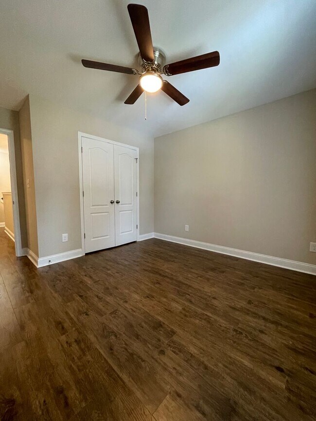 Building Photo - 3 Bedroom 3 Bathroom in Haymount! Pets okay