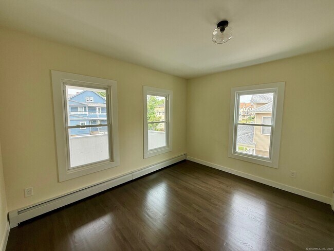 Building Photo - 449 Stanley St