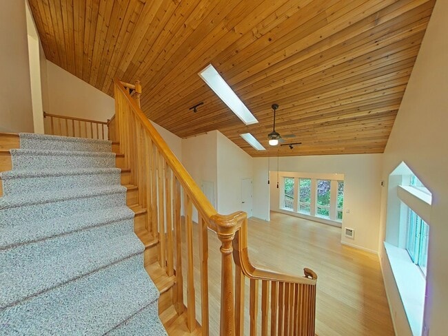 Building Photo - Huge 5 Bedroom Cabin-Style Home on 2+ Wood...
