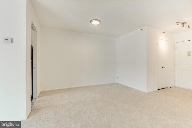 Building Photo - 1600 N Oak St