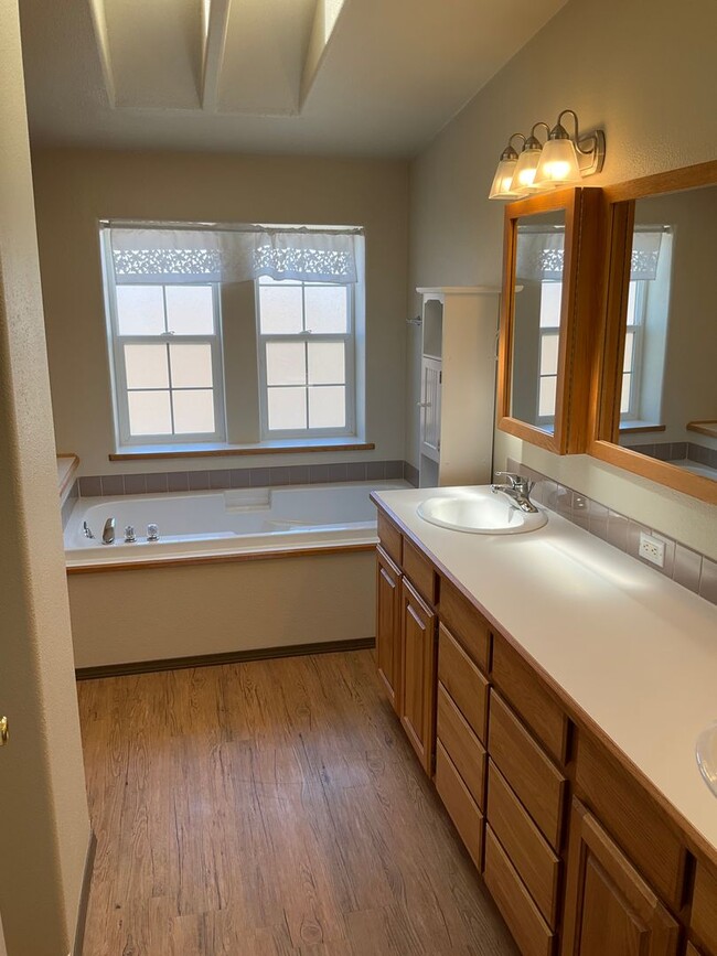Building Photo - 4 Bed 3 Bath Home with Expansive Country V...