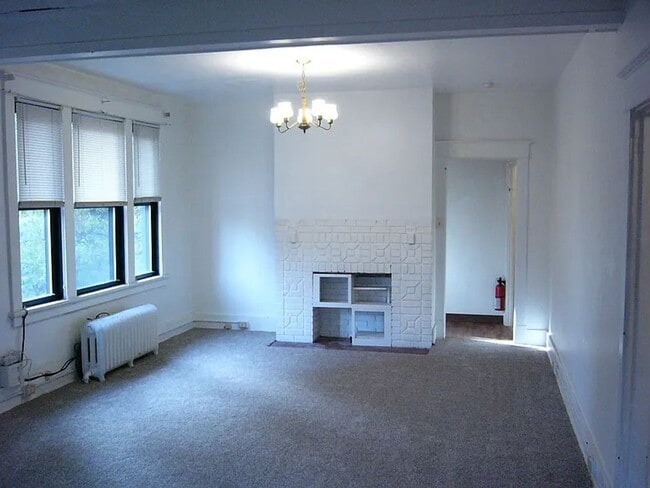 Building Photo - Three bedroom home with laundry