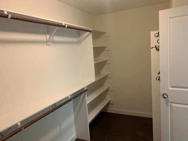 Building Photo - LOVELY ONE STORY HOME WITH EASY ACCESS TO ...