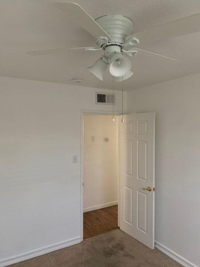 Building Photo - 3 Bedroom 2 Bath Home