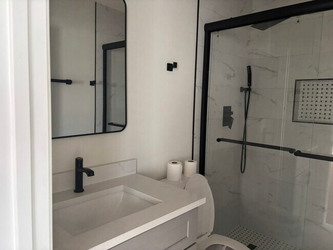 Building Photo - 1150 Regency Dr