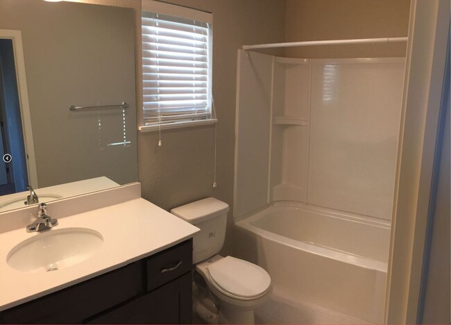 Building Photo - Spacious 3 bedroom, 3.5 bathroom Condo