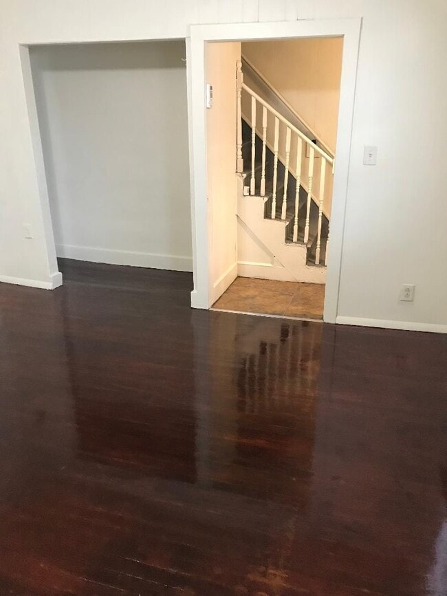 Building Photo - 4 Bed / 2 Bath Single Family Home