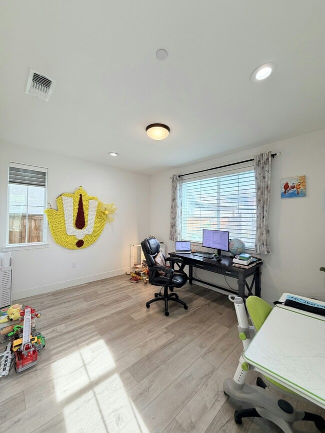 Building Photo - 1676 S Central Pkwy