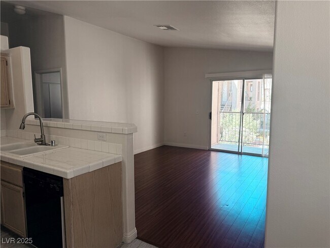 Building Photo - 2110 Los Feliz St