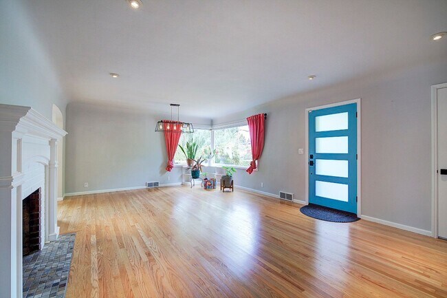 Building Photo - 4Bd/1.75Ba Edmonds House