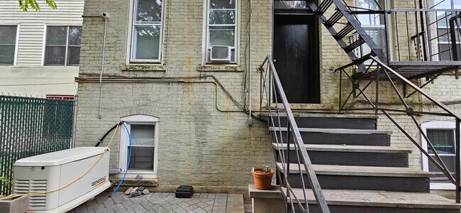 Building Photo - 327 Jackson St