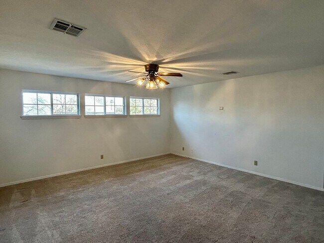 Building Photo - Stunning 4 bedroom, 3 bath home with a pool in beautiful Cedar Ridge!