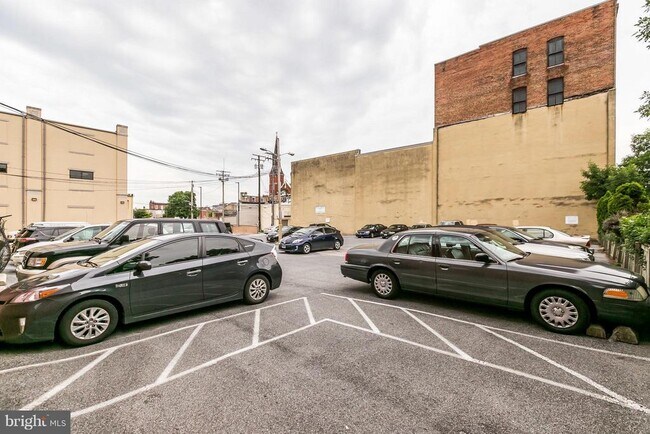 Building Photo - 828 S Charles St