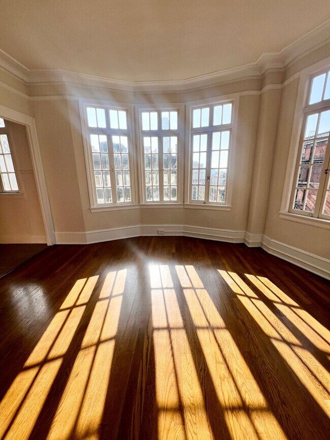 Building Photo - Sunny Corner Unit in Nob Hill/Downtown Location