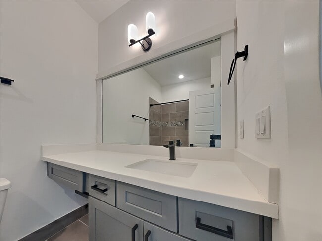 Building Photo - 2056 Johanna Dr