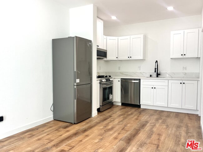 Building Photo - 938 W Glenoaks Blvd