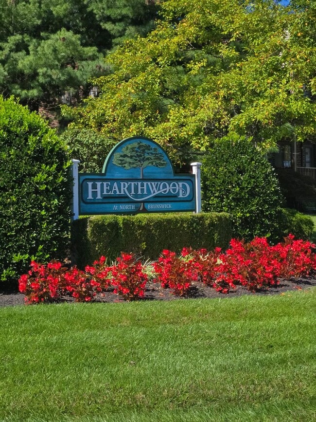 Building Photo - Commuter's delight! Freshly painted, 2-bed...