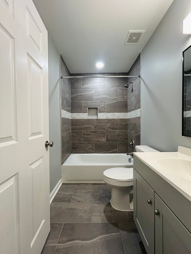 Building Photo - 1405 Leonard Ave