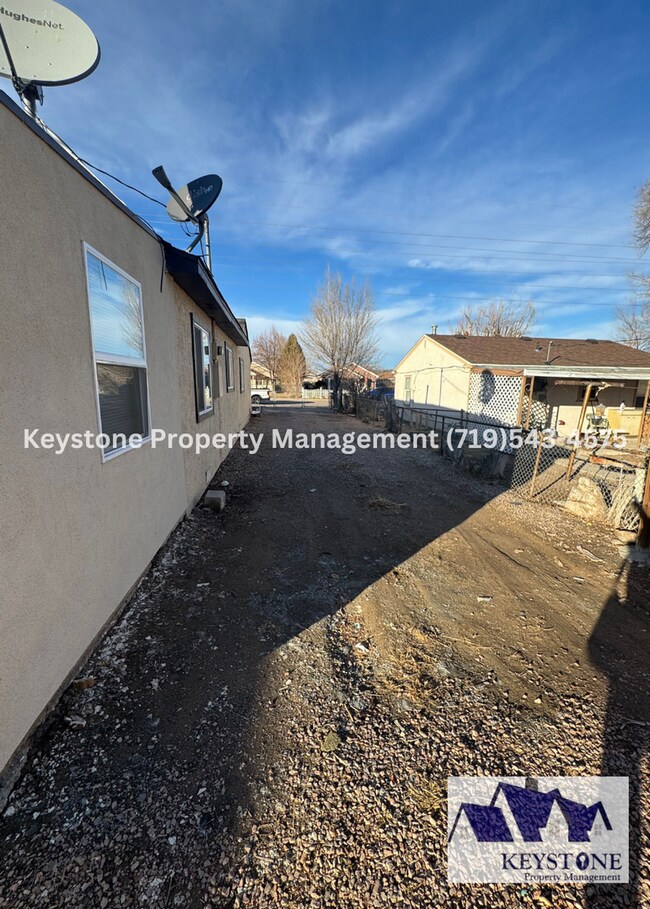 Building Photo - Fully Renovated Home 4+ bedrooms/2 Bathrooms $1550/$1550