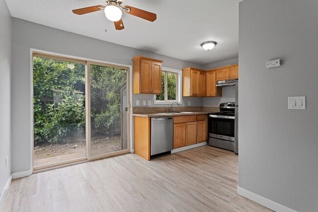 Building Photo - Spacious 2bed/1bath townhome