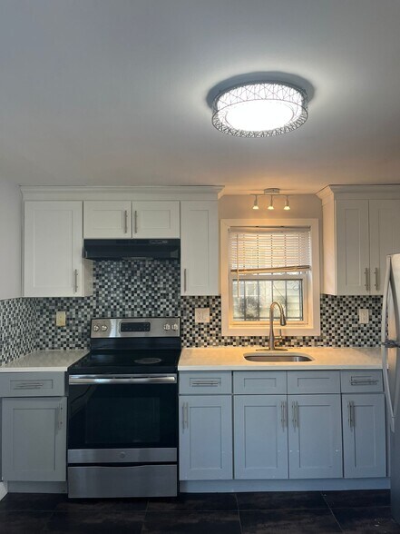 Building Photo - 363 Halladay St