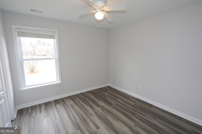 Building Photo - 3205 Vaughan Dr