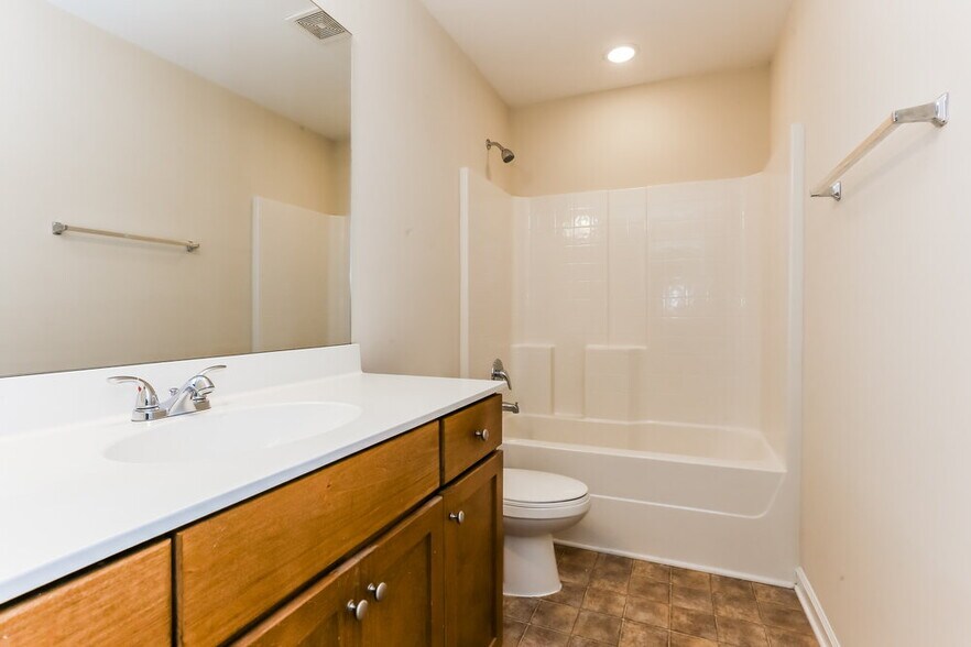 Building Photo - 90 Darbys Ave