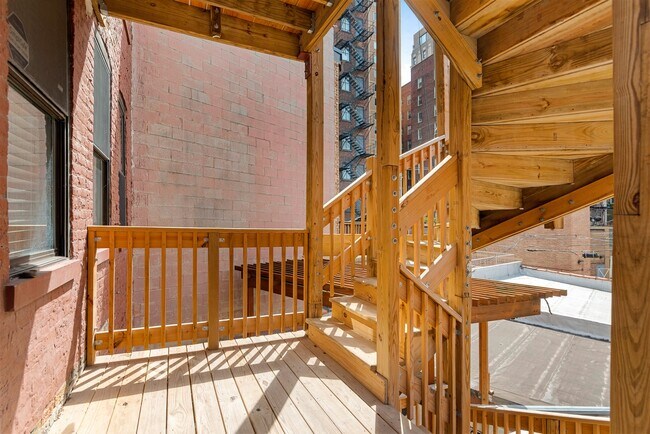 Building Photo - 323 W Webster Ave