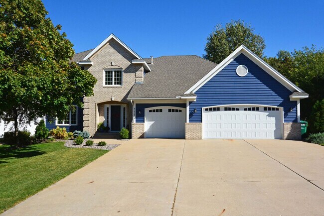 Building Photo - Beautiful 4-Bedroom Home in Vadnais Height...
