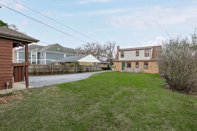 Building Photo - 595 S Cedar Ave