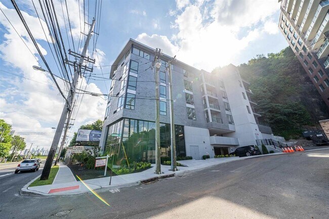 Building Photo - 8625 River Rd