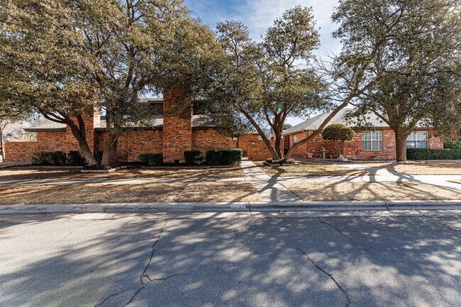 Building Photo - Spacious 3/2/2