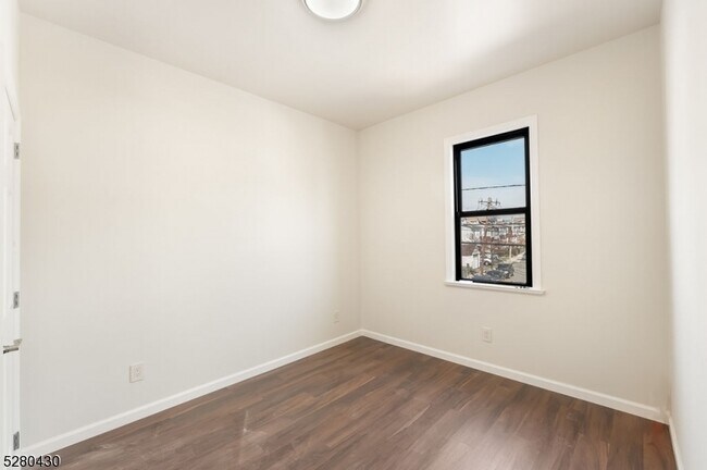 Building Photo - 116 Paine Ave