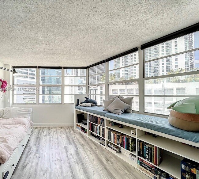 Building Photo - 999 Brickell Bay Dr