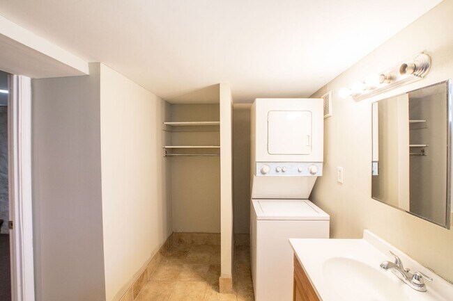 Building Photo - LaSalle Home with Three Bedrooms and Den