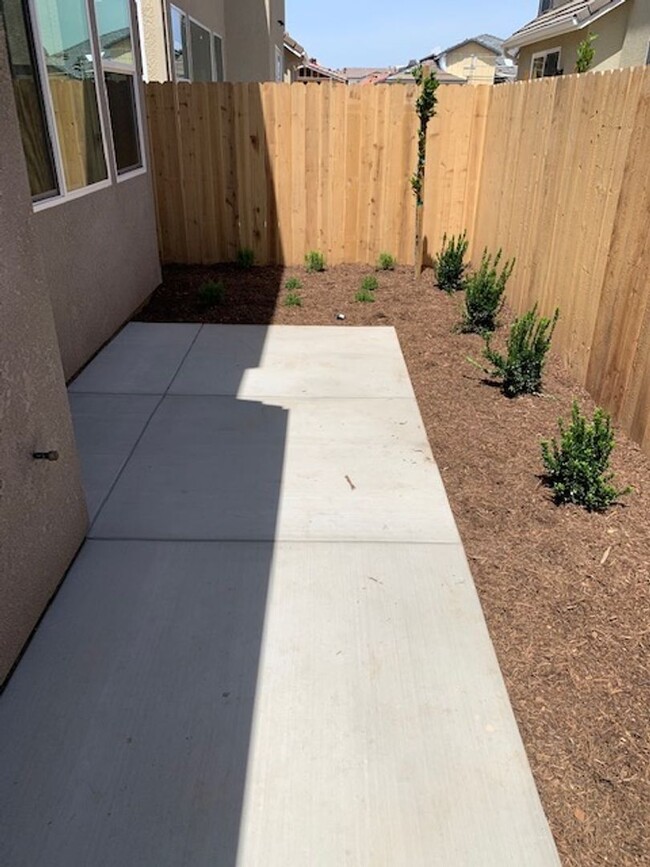 Building Photo - 3 Bed, 2.5 Bath Home in Prime Clovis Herit...