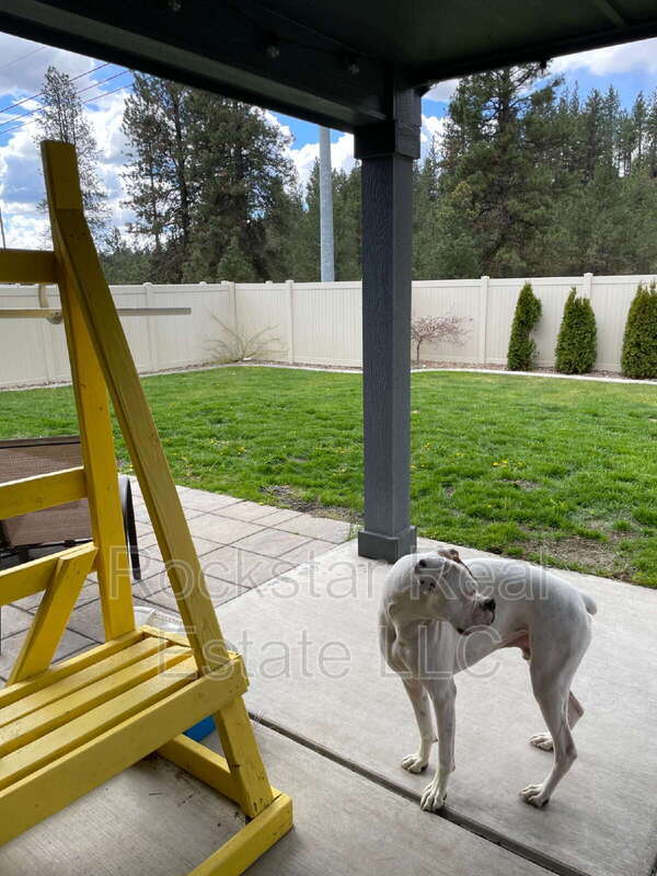 Building Photo - 1327 N Rogue River St