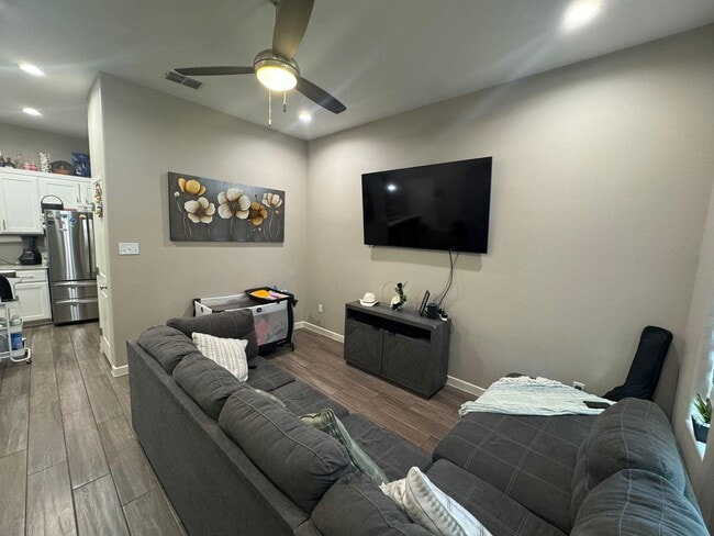 Building Photo - 504 Graneros Ave