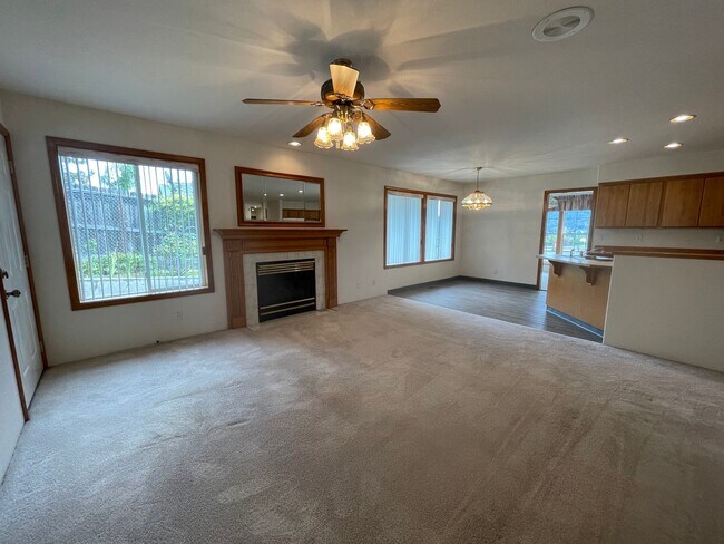 Building Photo - Available Now 3 bedroom 2 bath Hucrest home