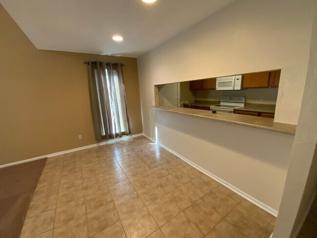 Building Photo - 3 Bedroom 2 Bathroom Duplex