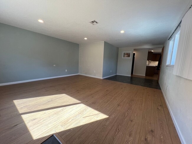 Building Photo - Centrally located one bedroom, one bath ho...