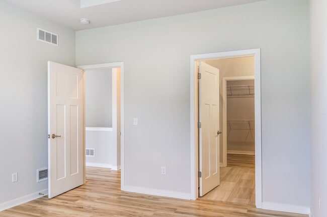 Building Photo - 993 Cascade Cir