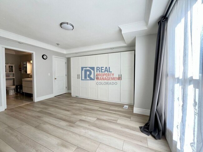 Building Photo - 1529 S Sable Blvd