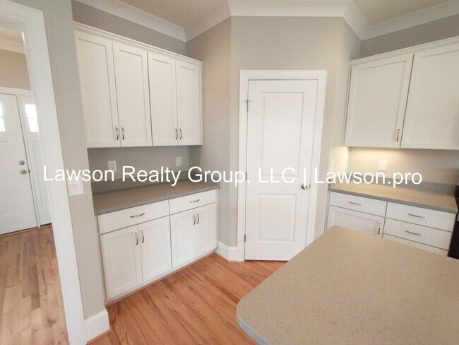 Building Photo - Upscale Three Bedroom in Colonial Green with Garage
