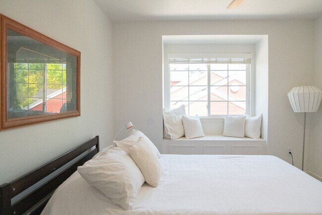 Building Photo - 2 BDR Gorgeous Updated Townhome with Huge Garden