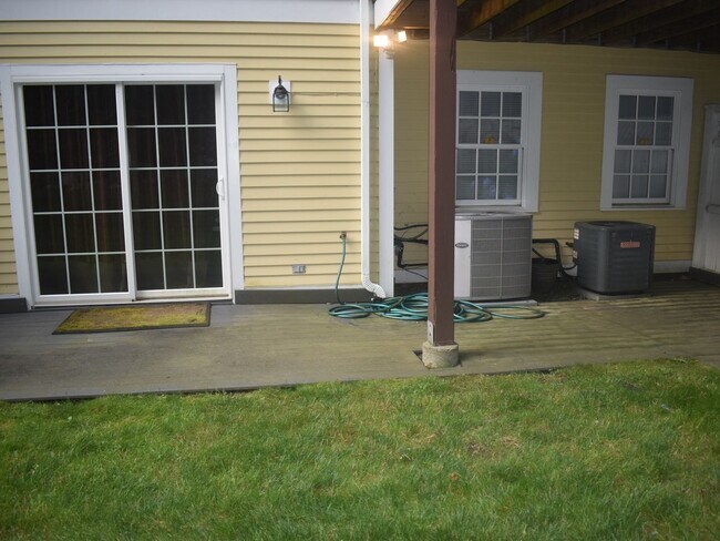 Building Photo - Townhome in Hingham