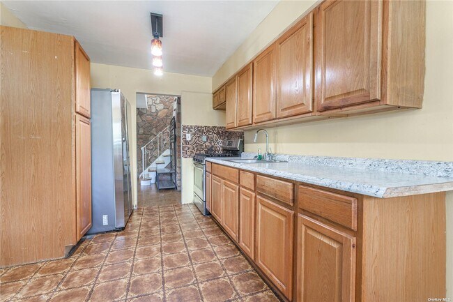 Building Photo - 747 Iris Pl