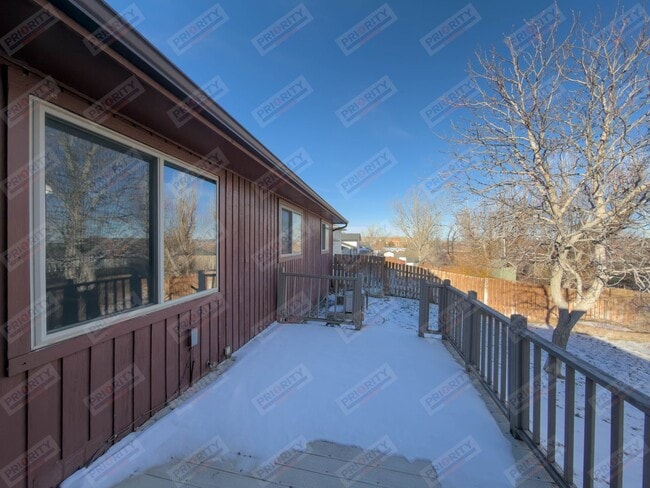 Building Photo - Main level living!