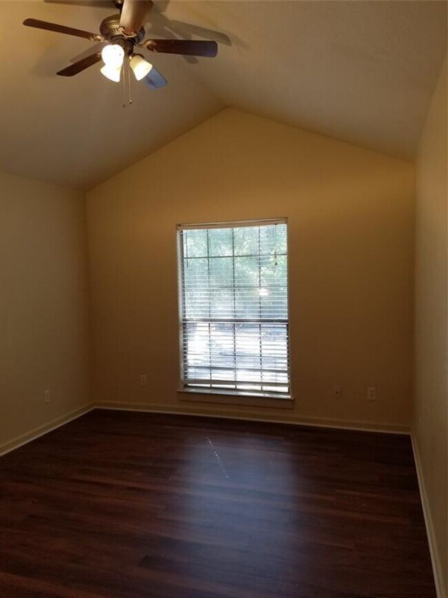 Building Photo - 4 bedroom 3 bath in the heart of North Campus